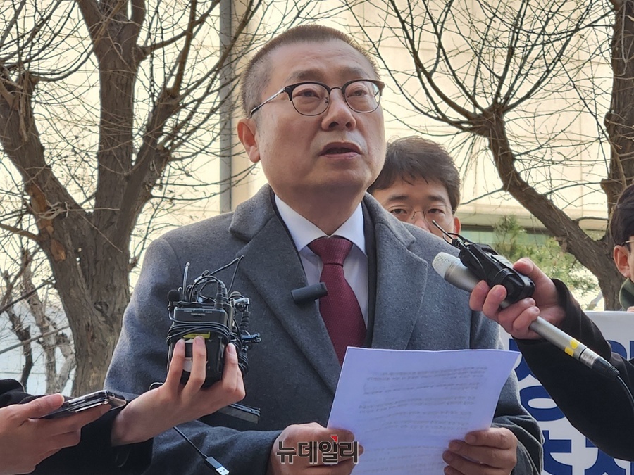 ▲ 전공의 집단사직 공모 혐의를 받는 박명하 대한의사협회 비상대책위원회 조직강화위원장이 20일 서울경찰청 공공범죄수사대에 출석하며 발언하고 있다. ⓒ진선우 기자