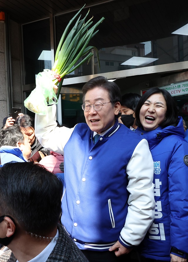 ▲ 이재명 더불어민주당 대표가 20일 오후 인천 미추홀구 토지금고시장을 방문해 파를 들고 발언하고 있다.ⓒ뉴시스