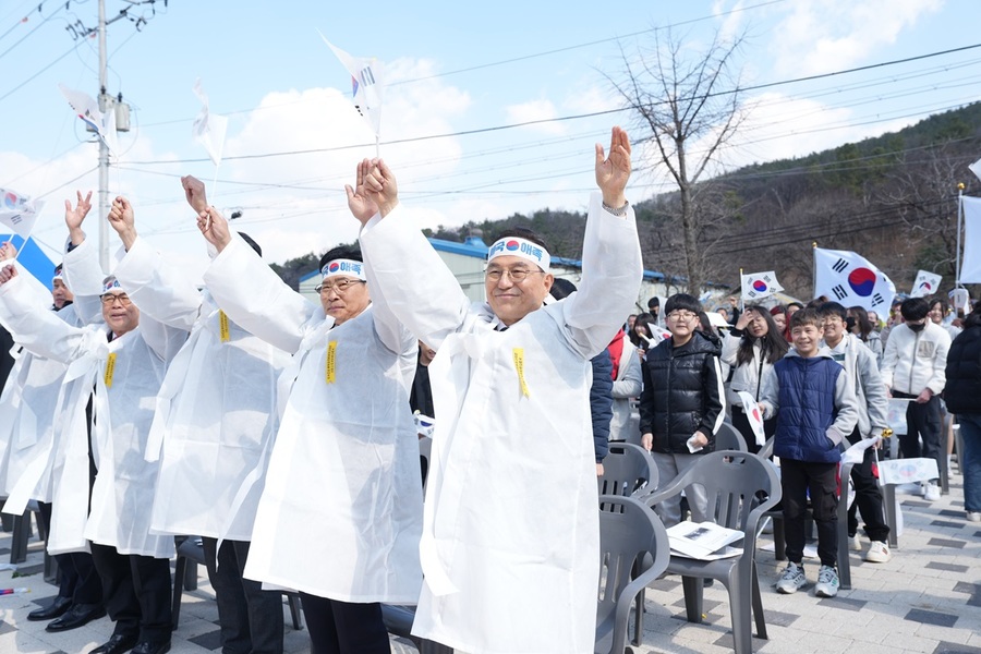 ▲ 박상돈 시장과 정도희 시의장이 20일 입장면에서 열린 입장기미독립만세운동기념식에서 만세삼창을 하고 있다.ⓒ천안시