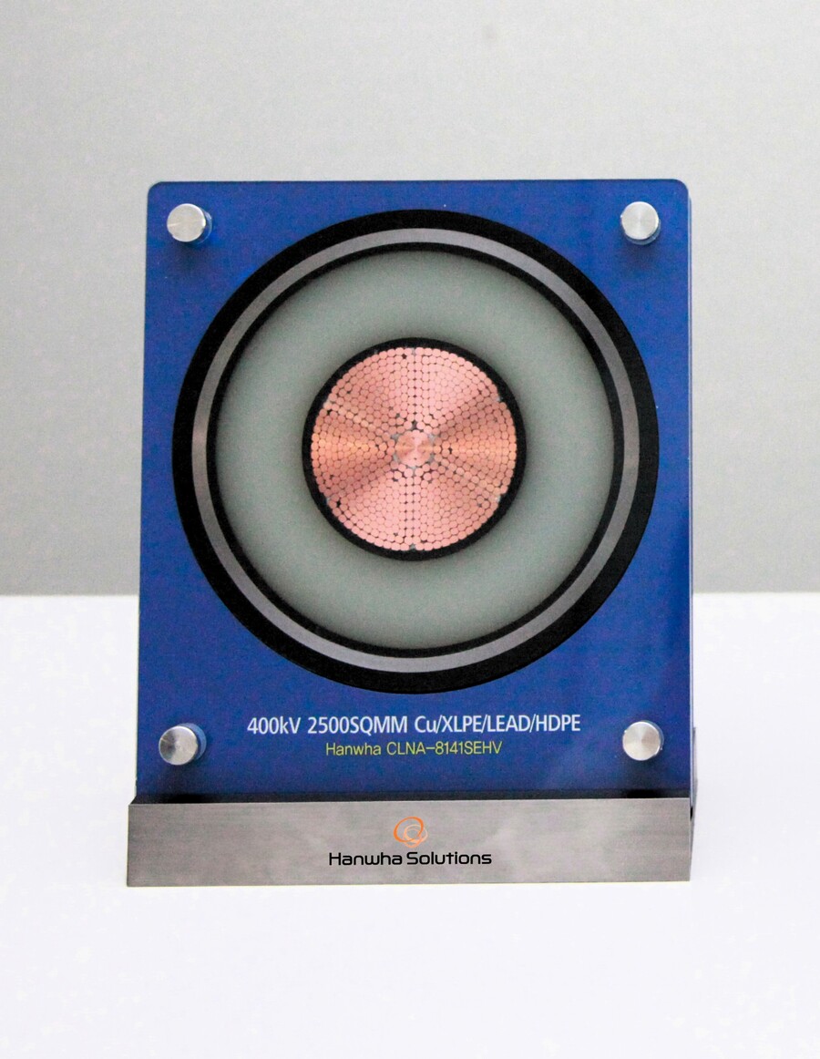 ▲ 한화솔루션의 절연 소재를 적용한 400킬로볼트(kV)급 케이블 단면ⓒ한화솔루션