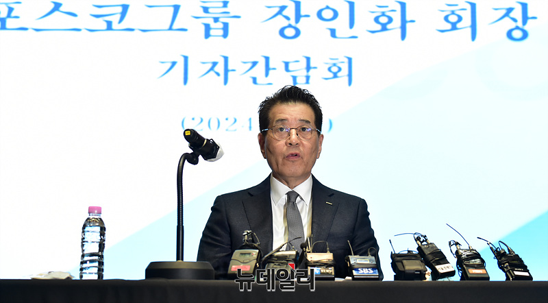 ▲ 21일 기자간담회에서 답변하는 장인화 포스코그룹 회장 ⓒ뉴데일리DB