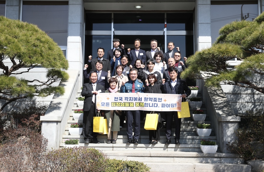 ▲ 윤희근 경찰청장은 21일 경찰청장 공관에서 '23년 최우수 베스트팀장'과 그의 가족들 등 16명을 초청해 오찬 간담회를 가졌다. ⓒ경찰청 제공