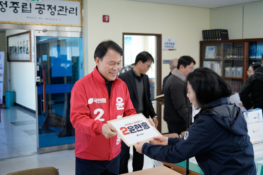▲ 국민의힘 윤한홍 의원(창원시 마산회원구)이 21일 제22대 국회의원선거 후보 등록을 하고 있다. ⓒ윤한홍 의원 선거사무실 제공