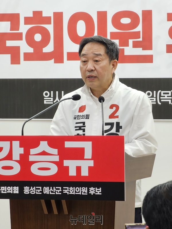 ▲ 국민의힘 강승규 후보가 21일 오후 충남도청 기자회견장에서 공약을 발표하고 있다.ⓒ김정원 기자