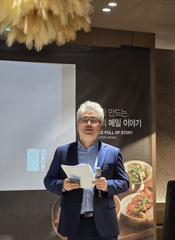 ▲ 송원엽 교촌에프앤비 글로벌미주·신사업부문 혁신리더가 메밀단편 오픈 배경에 대해 설명하고 있다.ⓒ최신혜 기자