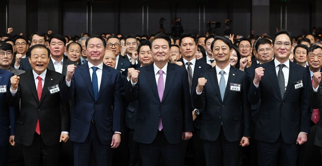 ▲ 윤석열 대통령이 20일 서울 영등포구 63컨벤션센터에서 열린 제51회 상공의 날 기념식에서 최태원 대한상공회의소 회장 등 참석자들과 기념촬영하고 있다. (사진=대통령실 제공) 2024.03.20. ⓒ뉴시스