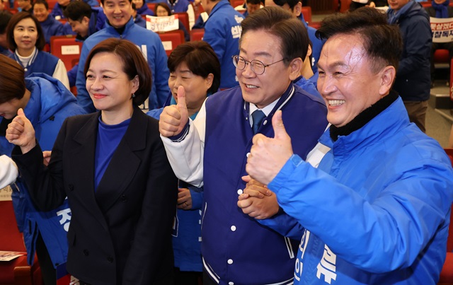 ▲ 이재명 더불어민주당 대표가 지난 20일 오전 서울 여의도 국회도서관 대강당에서 열린 서울특별시당 선거대책위원회 출범식에서 류삼영(오른쪽) 동작을 후보, 조수진(왼쪽) 강북을 후보와 기념촬영을 하고 있다.ⓒ뉴시스