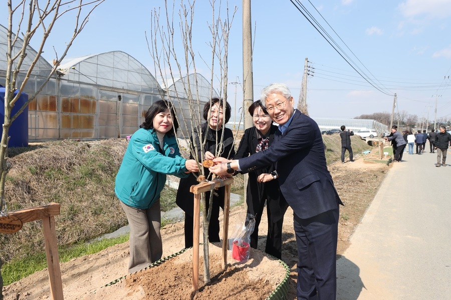 ▲ 진천군민들이 이상설 기념관 진입도로 750m 구간에 무궁화 길을 조성했다.ⓒ진천군
