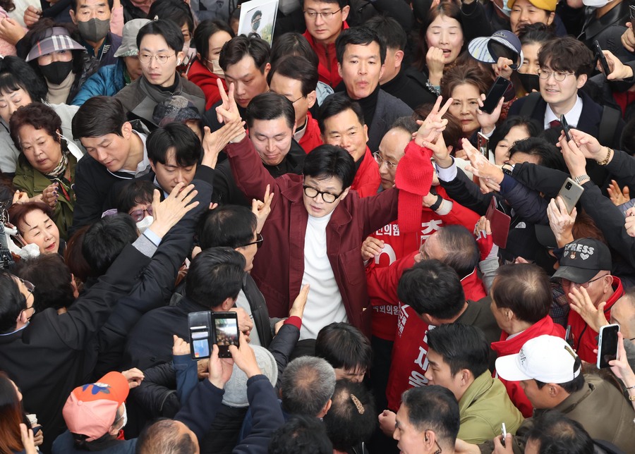 ▲ 한동훈 국민의힘 비상대책위원장이 21일 대구 중구 서문시장을 찾아 인근 지역 출마 후보들과 함께 시민들에게 인사하고 있다.(공동취재) ⓒ뉴시스