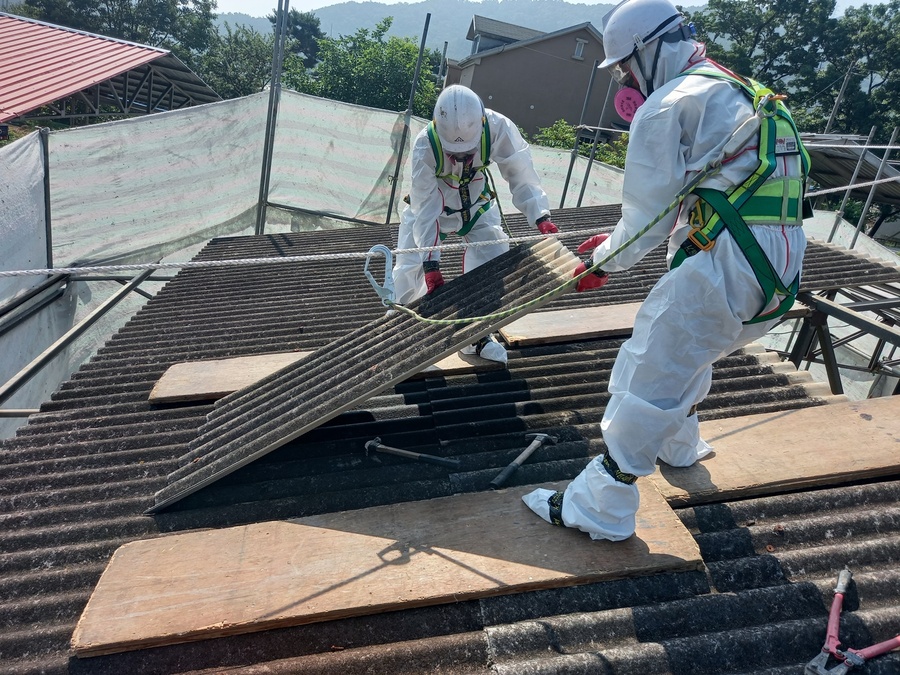 ▲ 청도군(군수 김하수)은 주민들의 건강을 보호하고 쾌적한 생활환경을 조성하기 위해 ‘2024년도 슬레이트 처리 및 지붕개량 지원사업’을 시행함에 따라 지원자를 신청받는다고 21일 밝혔다.ⓒ청도군