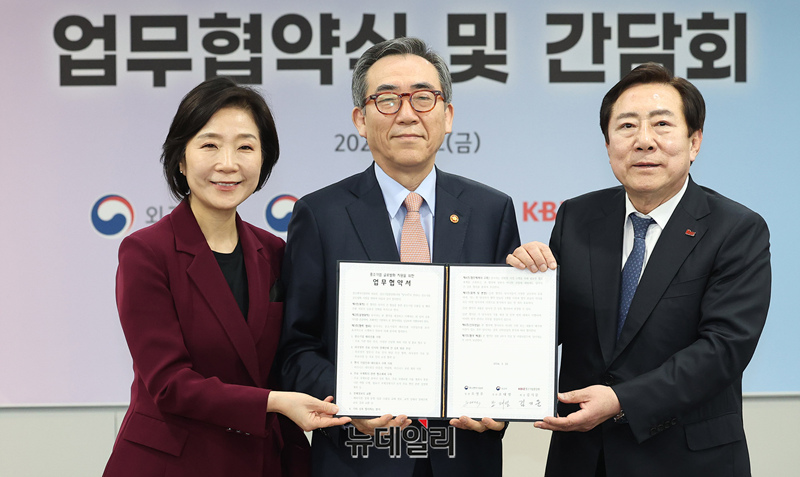 ▲ (왼쪽부터)오영주 중기부 장관, 조태열 외교부 장관, 김기문 중기중앙회장이 22일 여의도 중기중앙회에서 ‘외교부·중소벤처기업부 장관 초청 중소기업인 간담회’에 참석해 중소기업의 글로벌 진출 지원을 위해 상호 협력하기 위한 3자 업무협약(MOU) 체결하고 기념촬영을 하고 있다. ⓒ정상윤 기자