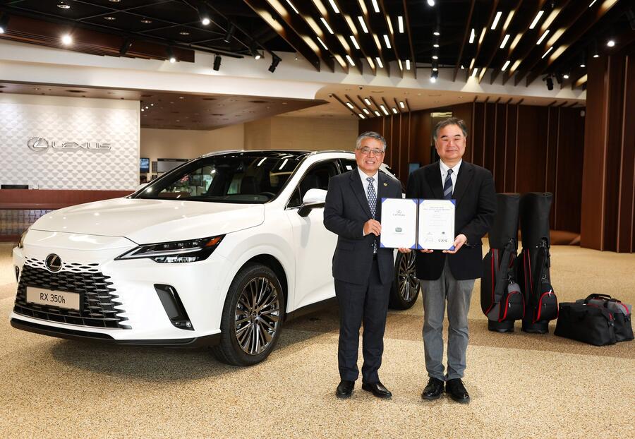 ▲ 오른쪽부터 콘야마 마나부 렉서스코리아 사장, 김원섭 한국프로골프협회 회장 ⓒ렉서스코리아