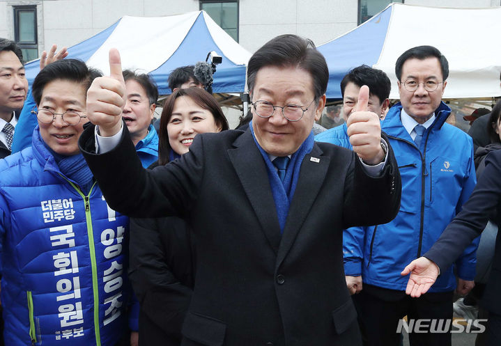 ▲ 이재명 더불어민주당 대표가 지난 11일 충남 홍성군 홍성시장을 방문해 시민들에게 인사를 하고 있다. ⓒ뉴시스