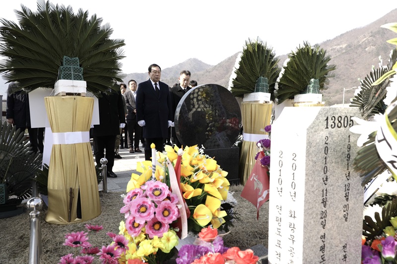 ▲ 최민호 세종시장이 22일 제9회 서해수호의 날을 맞아 국립대전현충원을 방문해 제2연평해전·천안함 묘역을 참배했다.ⓒ세종시