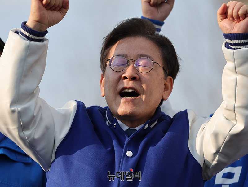 ▲ 이재명 더불어민주당 상임선대위원장이 20일 오후 인천 서구 정서진중앙시장을 방문해 취재진과 만나 윤석열 정권 심판 발언을 하고 있다. ⓒ정상윤 기자