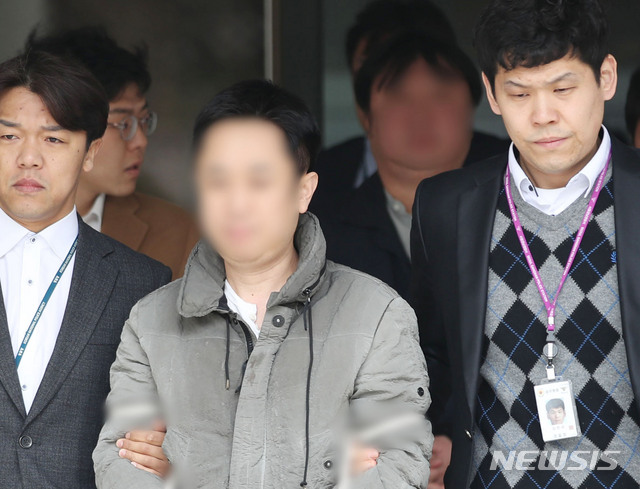 ▲ 탈세 의혹을 받는 서울 강남의 클럽 '아레나' 실소유주 강모씨와 사장 임모씨가 지난 2019년 3월25일 오전 서초구 서울중앙지법에서 열린 구속 전 피의자 심문(영장실질심사)에 출석 후 법원을 나서고 있다. ⓒ뉴시스