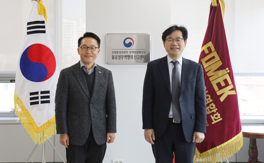 ▲ 기념 촬영 하는 이호준 한국중견기업연합회 상근부회장(왼쪽)과 천영길 산업통상자원부 무역위원회 상임위원.ⓒ한국중견기업연합회