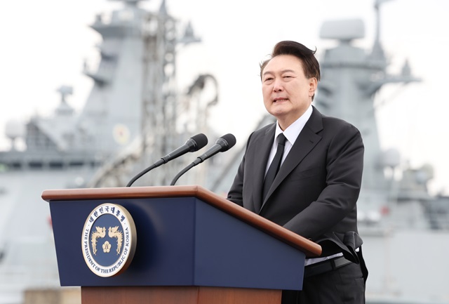 ▲ 윤석열 대통령이 22일 경기도 평택 소재 해군 제2함대사령부에서 거행된 제9회 서해수호의날 기념식에서 기념사를 하고 있다. (대통령실통신사진기자단) 2024.03.22. ⓒ뉴시스