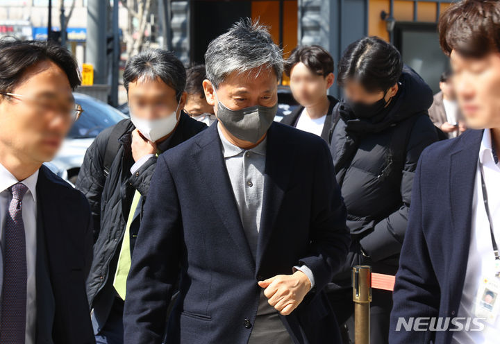 ▲ 드라마제작사 고가 인수 의혹을 받는 김성수 카카오엔터테인먼트 대표가 21일 오후 서울 양천구 서울남부지방법원에서 열린 영장실질심사(구속 전 피의자 심문)에 출석하고 있다. ⓒ뉴시스