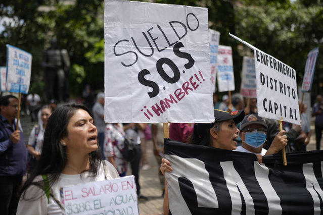 ▲ 2023년 9월 베네수엘라 카라카스에서 교사와 간호사들이 급여 인상과 복지를 요구하는 시위를 벌이고 있다. 시위 참가 여성이 들고 있는 손팻말에는 