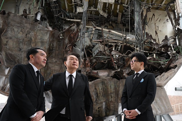 ▲ 윤석열 대통령과 한동훈(오른쪽) 국민의힘 비상대책위원장, 전 천안함 함장 최원일(왼쪽) 호국보훈연구소장이 22일 경기도 평택 소재 해군 제2함대사령부에서 거행된 제9회 서해수호의날 기념식을 마친 뒤 천안함 선체를 살펴보고 있다.(사진=대통령실 제공) 2024.03.22. ⓒ뉴시스