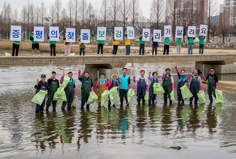 ▲ ㈔그린훼밀리환경연합 증평군지부가 보강천 합동 정화 활동을 실시했다.ⓒ증평군