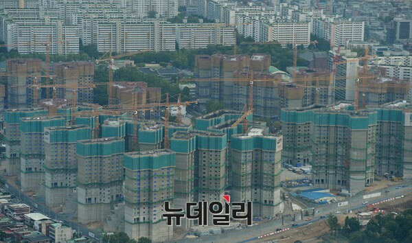 ▲ 여의도 한양아파트 외벽에 내걸린 현대건설 현수막. 사진=선우영 기자