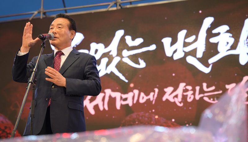 ▲ 백성현 논산시장이 지난 22일 열린 논산딸기축제에서 축사를 하고 있다.ⓒ논산시