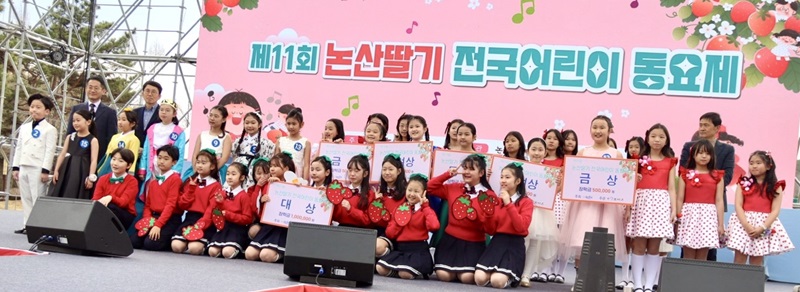 ▲ 백성현 논산시장이 외국인과 함께 딸기떡 길게 뽑기를 하고 있다.ⓒ논산시