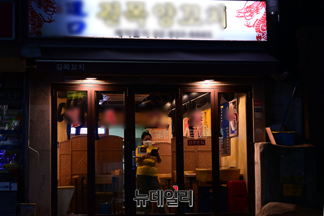 ▲ 서울 한 식당에서 비어있는 가게를 바라보고 있다ⓒ뉴데일리 DB