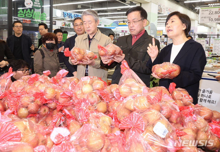 ▲ 최상목(오른쪽 두 번째) 부총리 겸 기획재정부 장관과 송미령(오른족 첫 번째) 농림축산식품부 장관, 강호동(오른쪽 세 번째) 농협중앙회 회장이 25일 경기 성남시 하나로마트 성남점을 방문해  사과를 살펴보고 있다 ⓒ뉴시스