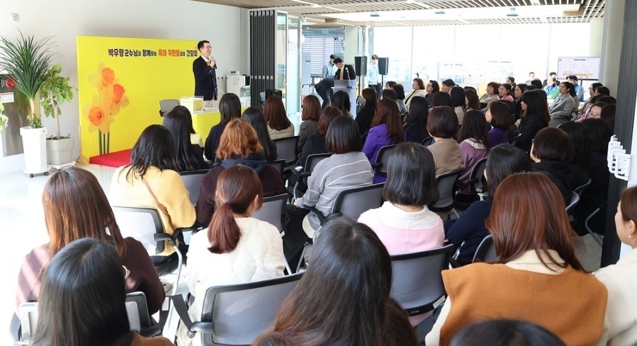 ▲ 박우량 신안군수가 육아 중인 여직원들과 간담회를 하고 있다.ⓒ신안군 제공