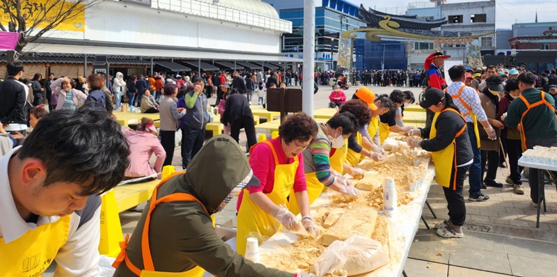 ▲ 시민들이 인절미 만들기 체험행사에 참여하고 있다.ⓒ공주시