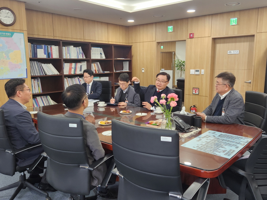 ▲ 홍남표 창원시장(정면 오른쪽에서 두번째)이 정병선(맞은편) 한국과학기술기획평가원 원장과 의견을 교환하고 있다.ⓒ창원시 제공