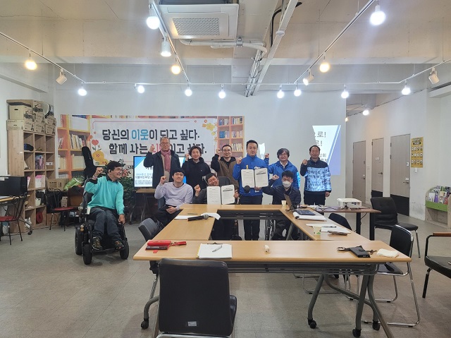 ▲ 포항 남구울릉 김상헌 후보는 25일 오전 11시 포항시 경북장애인차별철폐연대와 ‘2024 총선 장애인권리정책’ 관련해 정책협약식을 가졌다.ⓒ김상헌 후보실