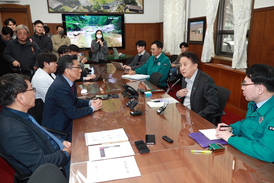 ▲ 김영환 충북도지사가 25일 도청에서 배장환 교수 등 충북대 의대 교수들과 간담회를 하고 있다.ⓒ충북도