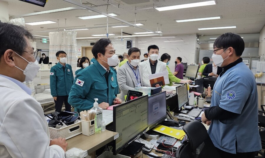 ▲ 김학홍 경상북도 행정부지사는 25일 문경제일병원을 방문해 의료 공백 위기 상황에 따른 병원 운영 현황 및 응급의료 유지 상황을 점검하고, 의료진들을 격려했다.ⓒ경북도