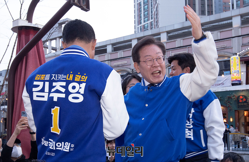 ▲ 이재명 더불어민주당 상임공동선대위원장이 23일 오후 경기 김포 라베니체에비뉴에서 지지를 호소하고 있다. ⓒ서성진 기자