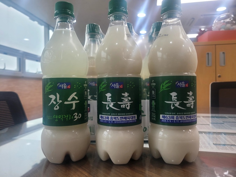 ▲ 서울장수가 장수막걸리 24만 병 라벨지에 도민 체전 홍보문구를 인쇄한 제품을 유통하고 있다.ⓒ진천군