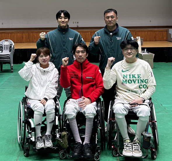 ▲ 휠체어펜싱팀 선수와 감독 (사진 왼쪽 아래부터 반시계 방향으로 김예지 선수,박천희 선수, 윤종오 선수, 박상민 감독, 심재훈 선수).ⓒ세종시