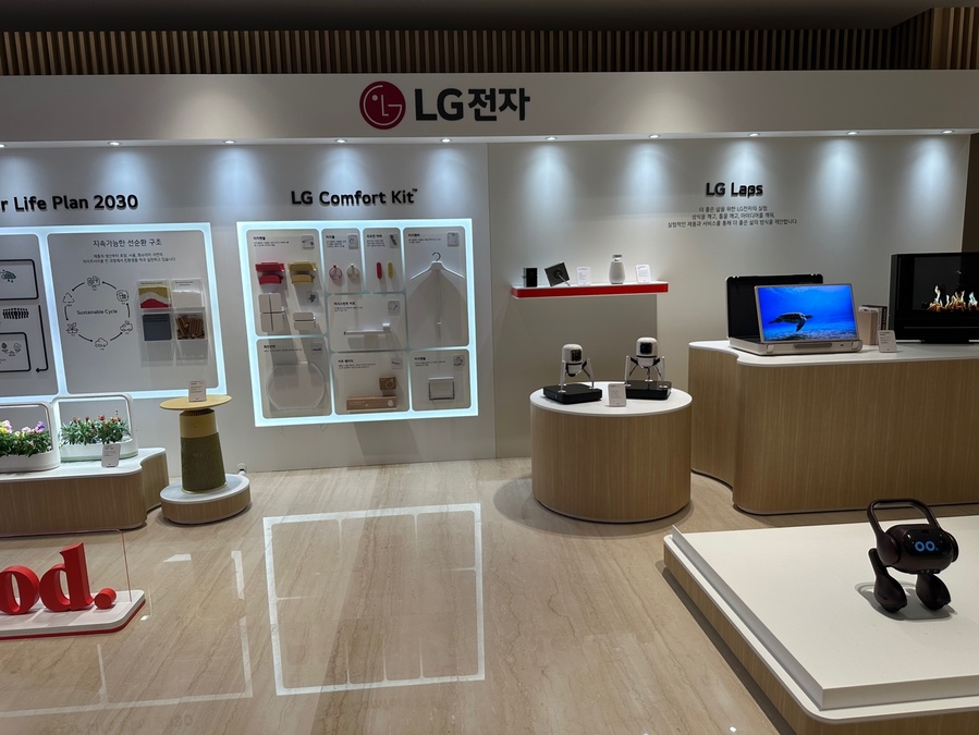 ▲ LG전자 주총장 입구 'LG랩스' 제품 전시 모습 ⓒ장소희 기자