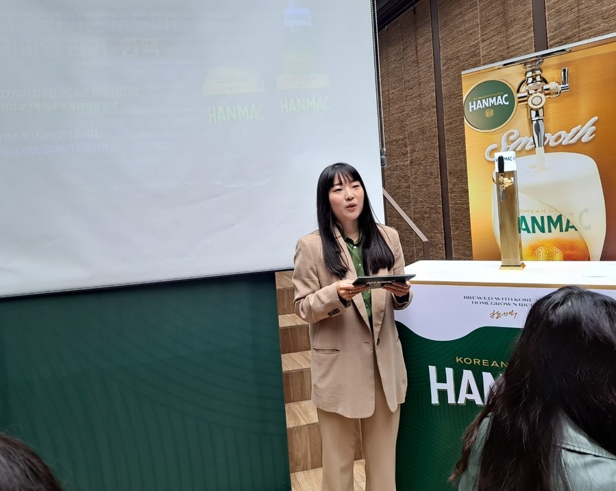 ▲ 박형선 한맥 브랜드 매니저가 신제품과 함께 '스무디' 제품에 대해 설명하고 있다.ⓒ조현우 기자