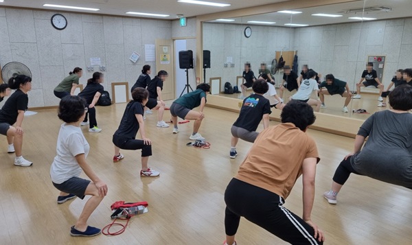 ▲ 대전 유성구가 오는 28일~ 5월 3일 유성구보건소, 원신흥동·노은3동 행정복지센터 등에서 ‘비만 및 대사증후군 예방ㆍ관리 사업 우리 동네 건강 운동 교실 5락(落)실 참여자 150명을 모집한다.ⓒ유성구