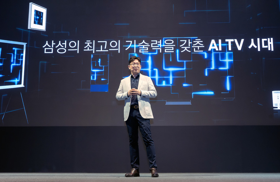 ▲ 삼성전자 TV 신제품 공개행사 'Unbox & Discover 2024' 소개하는 용석우 영상디스플레이사업부장 ⓒ삼성전자
