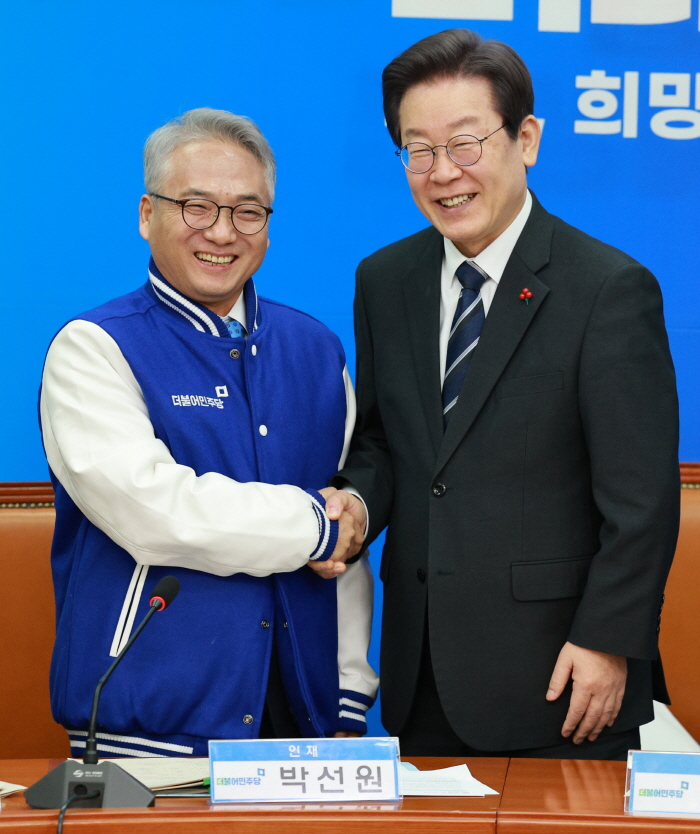 ▲ 이재명 더불어민주당 대표가 2023년 12월 27일 오전 서울 여의도 국회에서 열린 4차 인재환영식에서 박선원 전 국가정보원 1차장과 악수하는 모습. ⓒ뉴시스