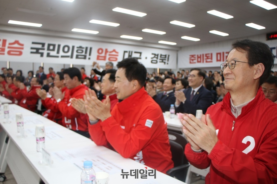 ▲ 대구 북구갑 우재준 후보가 발대식 무대에 올라 지지자들에게 인사를 하고 있다.ⓒ뉴데일리