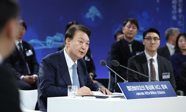 ▲ 윤석열 대통령이 26일 충북 청주시 동부창고에서 '첨단바이오의 중심에 서다, 충북'을 주제로 열린 스물네 번째 국민과 함께하는 민생토론회에서 발언하고 있다. 2024.03.26. ⓒ뉴시스