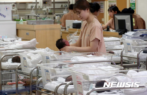 ▲ 서울 소재 한 병원의 신생아실 모습. 위 사진은 본 기사내용과 관련없음. ⓒ뉴시스