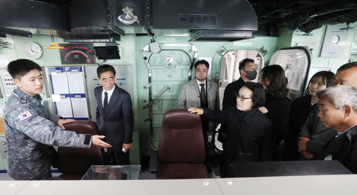 ▲ 제14주기 천안함 46용사 추모식이 거행된 26일 경기도 평택시 해군 제2함대사령부에서 유가족들이 천안함 함교를 둘러보고 있다. ⓒ뉴시스
