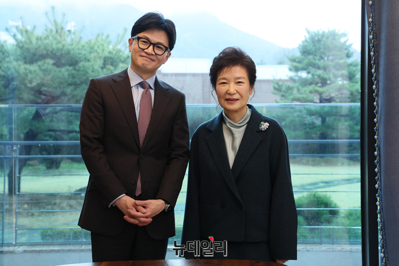 ▲ 한동훈 총괄선거대책위원장이 26일 오전 대구 달성군 박근혜 전 대통령 사저를 예방해 기념촬영을 하고 있다. 예방에는 한 위원장, 윤재옥 원내대표, 유영하 변호사가 배석했다. (사진=국민의힘)